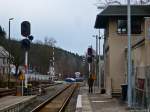 Eine scheinbar dramatische Situation ereignete sich am 12.02.2011 im unteren Bahnhof Zeulenroda: Mehrere Autos überqueren noch ungestört den geöffneten Bahnübergang, obwohl schon ein Desiro als RB nach Gera Hbf zu sehen ist.